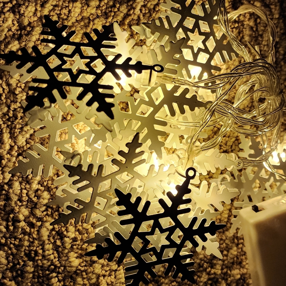 ❄️ Snowflake LED string lights, lot of 2 white metal, battery packs, NEW!